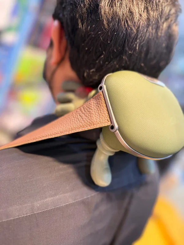 Portable Shoulder & Neck Massager – Hand-Shaped Kneading Design